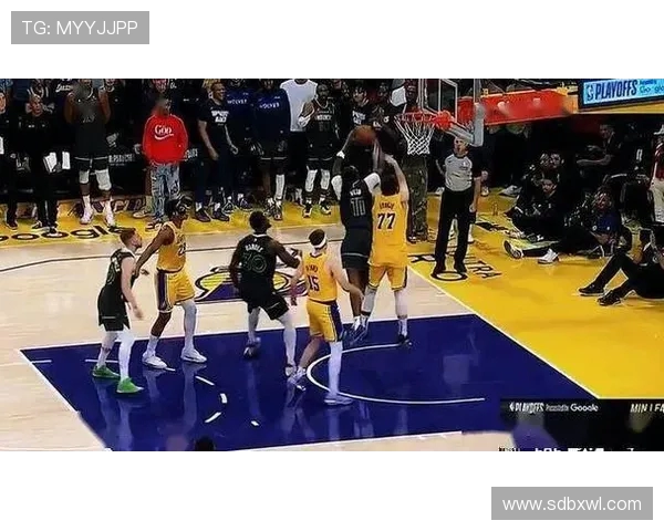 76人对湖人激战正酣球星对决引发球迷热议与期待