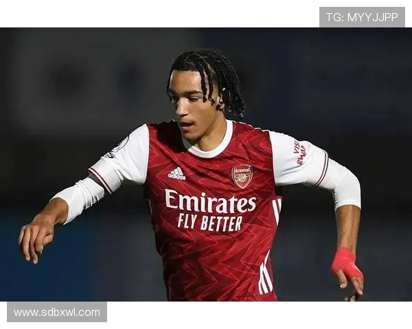 哈维西蒙斯：从青训新星到足坛璀璨明珠的成长之路